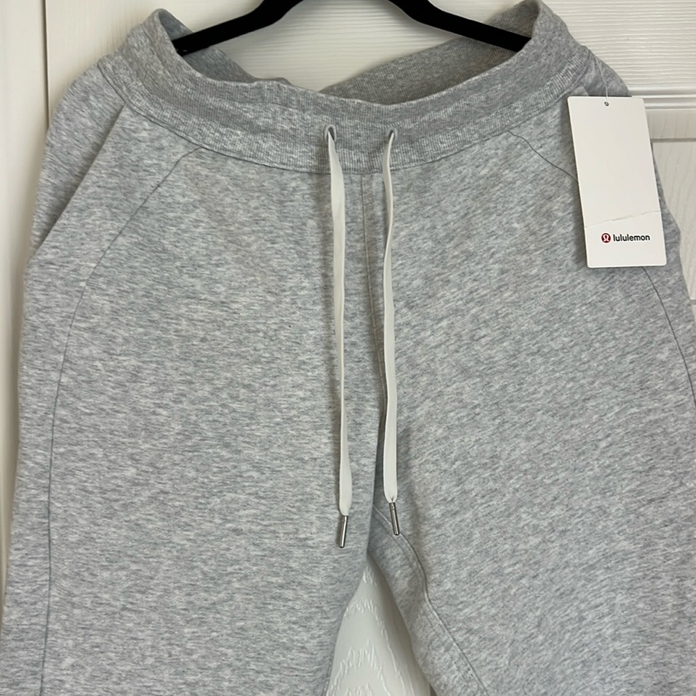 🔥Lululemon Scuba High-Rise Jogger Classic Fit Sz. 8
Light Grey